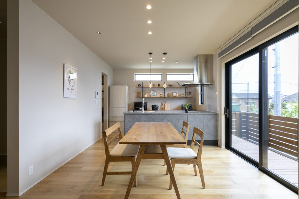 オーク床とグレーの壁紙のダイニング