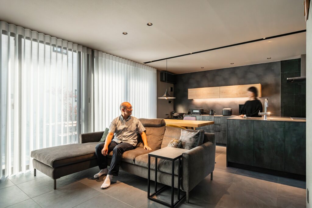 海に近い湘南で、好きなことを思い切り楽しむための住まい。「ダークトーンのスタイリッシュな家」が最強チームで叶いました。