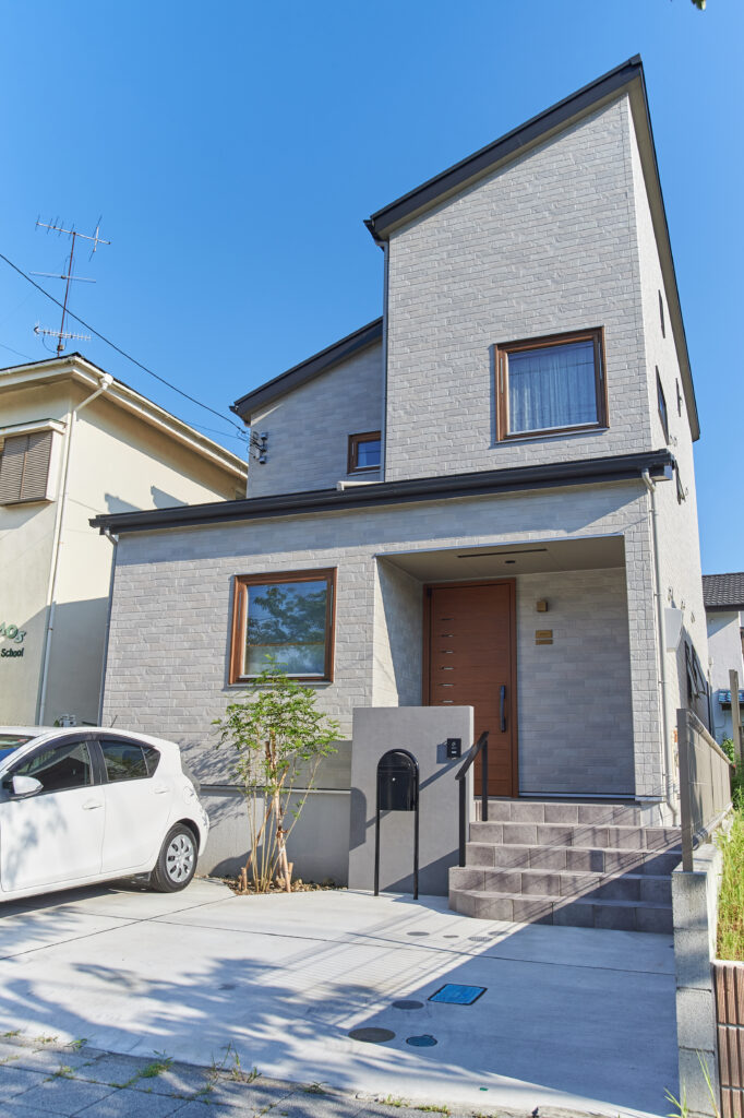 木製サッシのある北欧インテリアに囲まれた暮らし