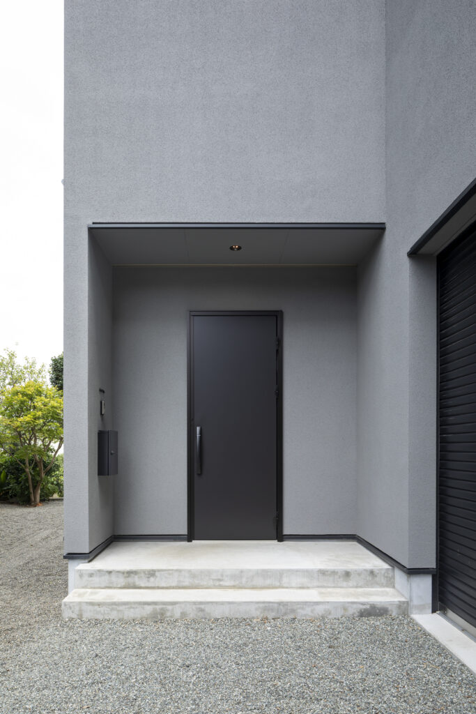 グレーの外壁とオールブラックの玄関ドア