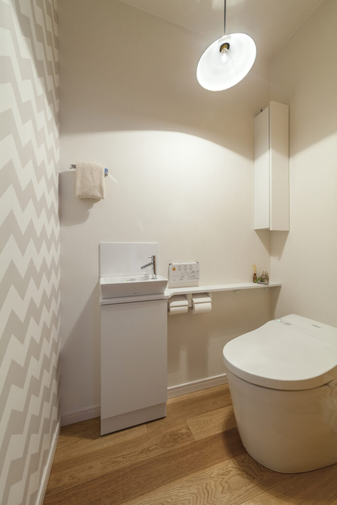 北欧デザインの壁紙のあるトイレ