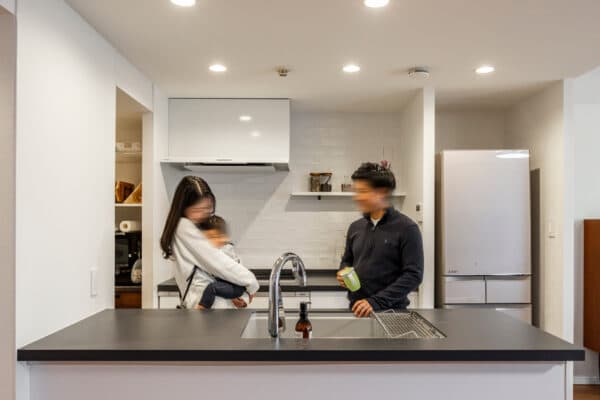 【FOR RENOVATION】自分たちの「好き」を探してたどり着いた、ここちよい住まい。開放的で広々したLDKが家族みんなの居場所になりました。