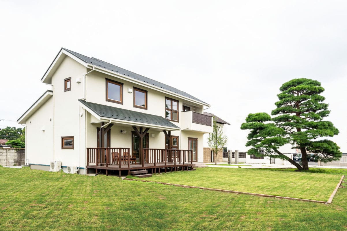 広い芝生のお庭には立派なjapaneseシンボルツリー 松 カバードポーチのある北欧スウェーデンスタイルの住まい 横浜 神奈川 東京の注文住宅ならジューテックホーム